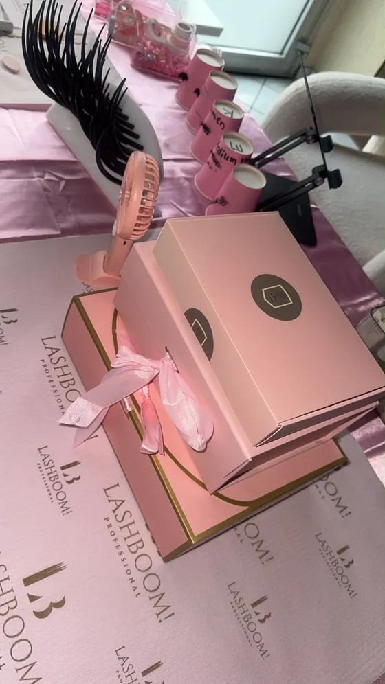 Rosa Boxen des Lashboom-Starter-Sets